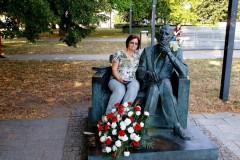 Mary-with-memorial-statue-of-Jan-Karski-Polish-soldier-resistance-leader-and-spy-who-sought-to-heroically-warn-about-the-fate-of-the-Jews-in-the-Holocaust